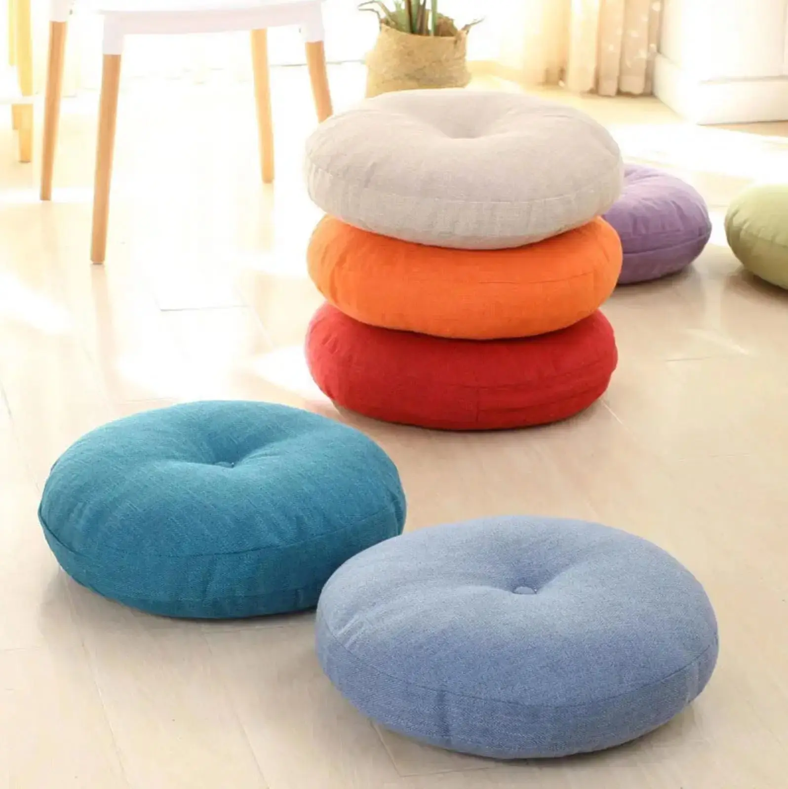 Round monochrome Japanese cushion 'Kadoma'