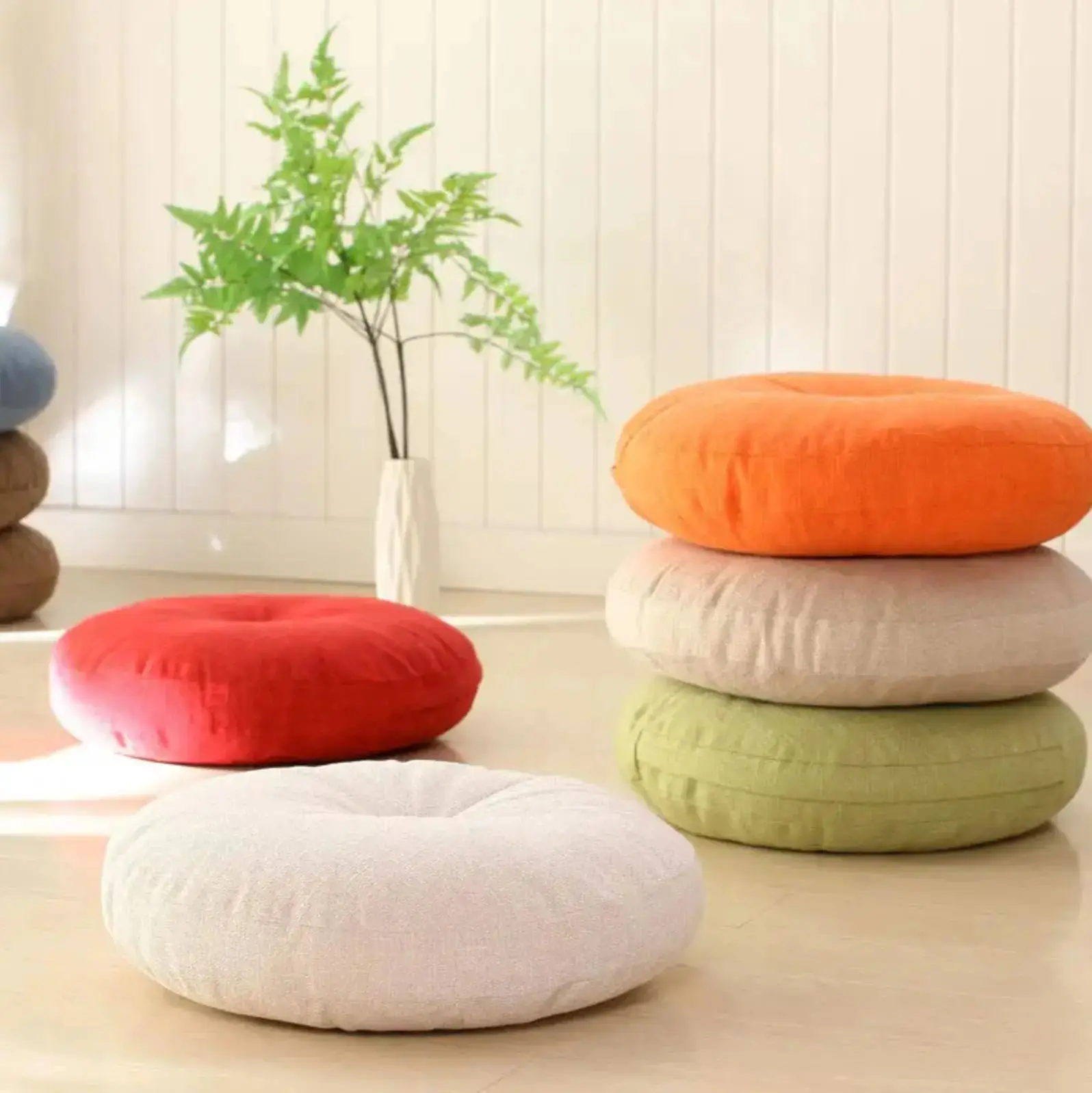Round monochrome Japanese cushion 'Kadoma' - Image 2
